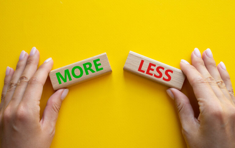 Mais ou menos em inglês: diferenças entre more e less