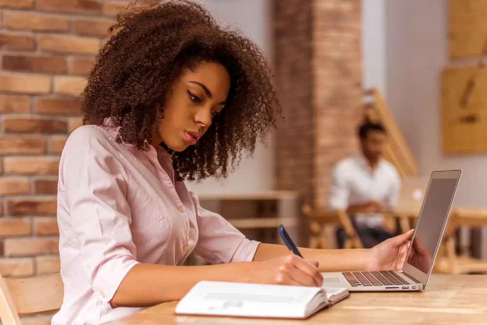 Imagem de capa do artigo WRITING: 5 DICAS PARA MELHORAR A SUA ESCRITA EM INGLÊS