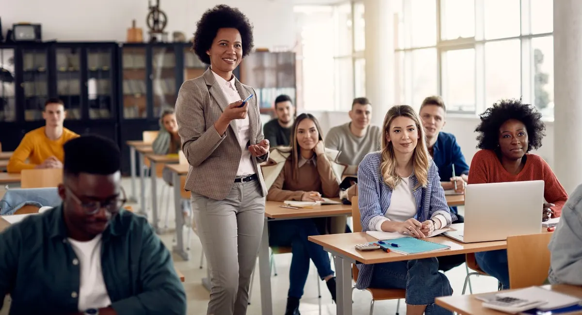 Imagem de capa do artigo INGLÊS ALÉM DAS FRONTEIRAS: MAIS DIVERSIDADE EM SALA DE AULA