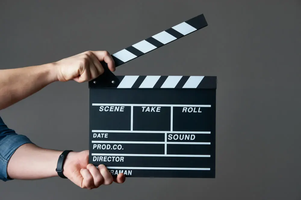 Imagem de capa do artigo PLOT TWIST E TERMOS DE CINEMA EM INGLÊS: GUIA COMPLETO