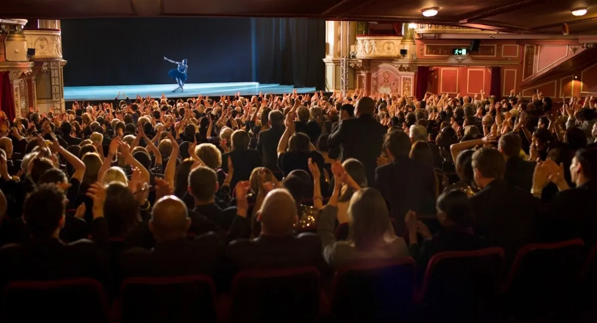 Imagem de capa do artigo 5 PEÇAS DE TEATRO INTERNACIONAL QUE INSPIRARAM FILMES