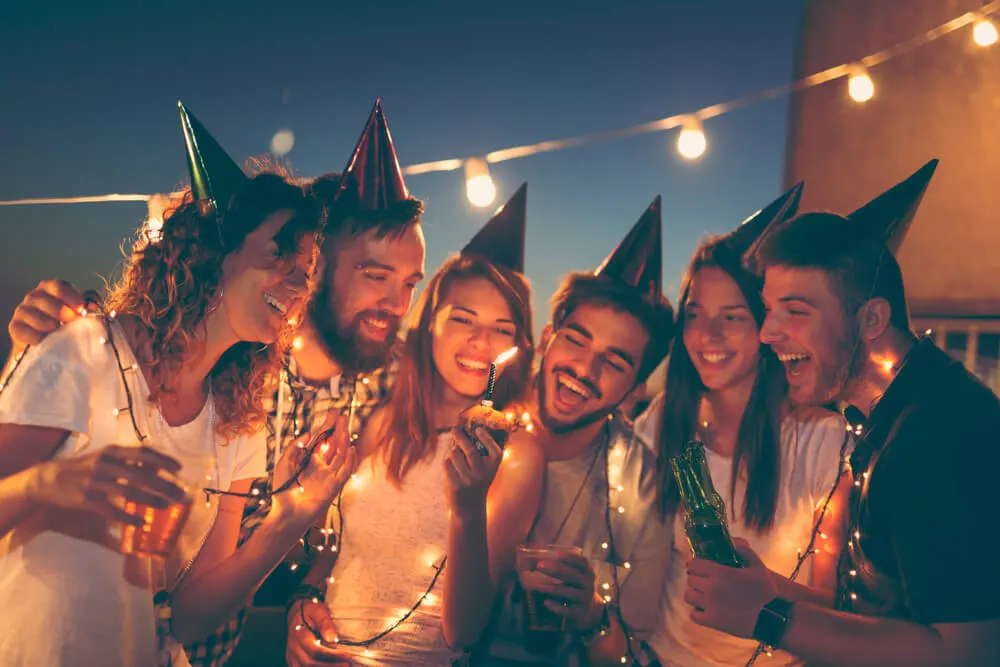 Imagem de capa do artigo FELIZ ANIVERSÁRIO EM INGLÊS: APRENDA A CANTAR PARABÉNS NA LÍNGUA INGLESA