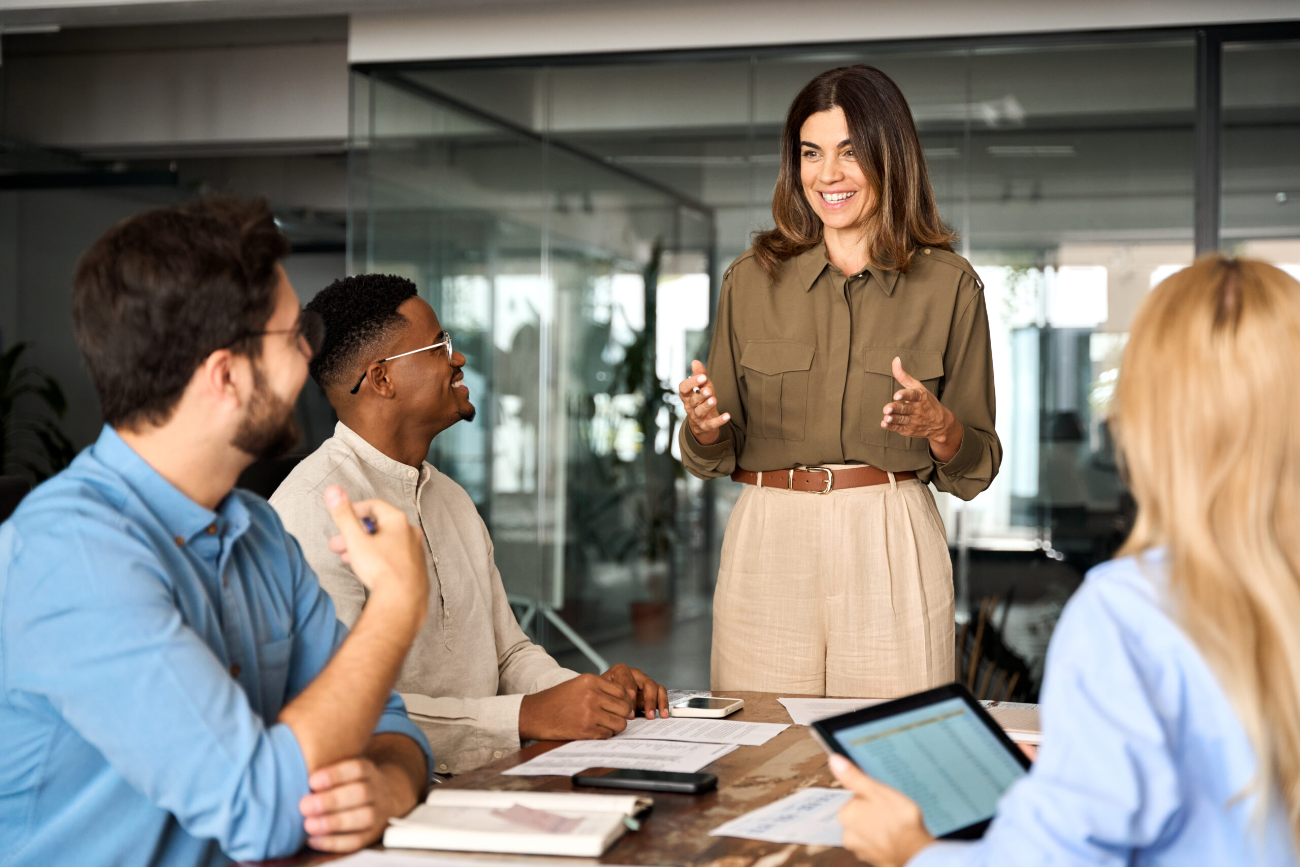 Profissional que estudou inglês para o mercado de trabalho apresentando em uma reunião